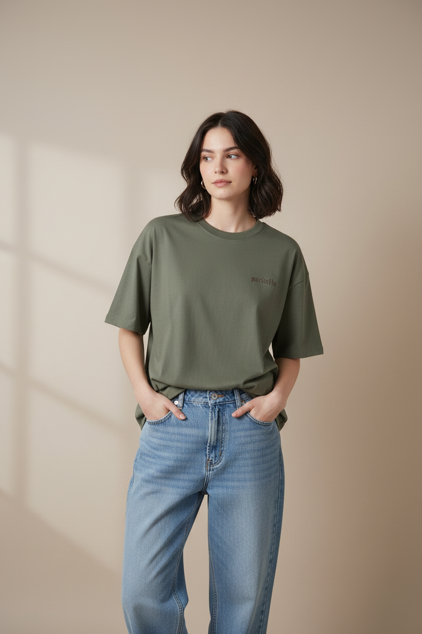T-shirt kaki porté par une femme