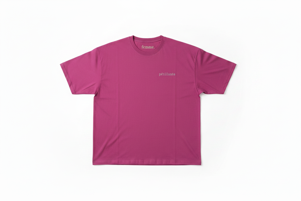 T-shirt Pétillante avec femme. imprimé sur le col