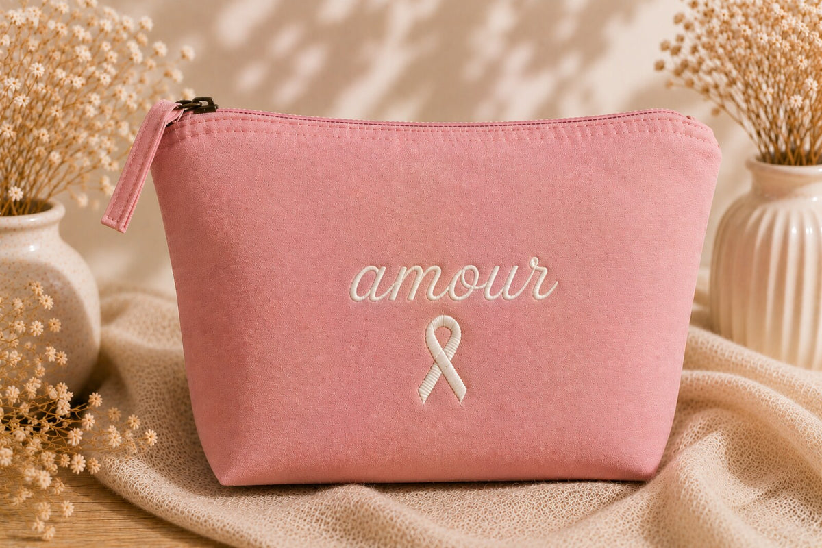 Trousse brodée en coton recyclé – Collection Octobre Rose