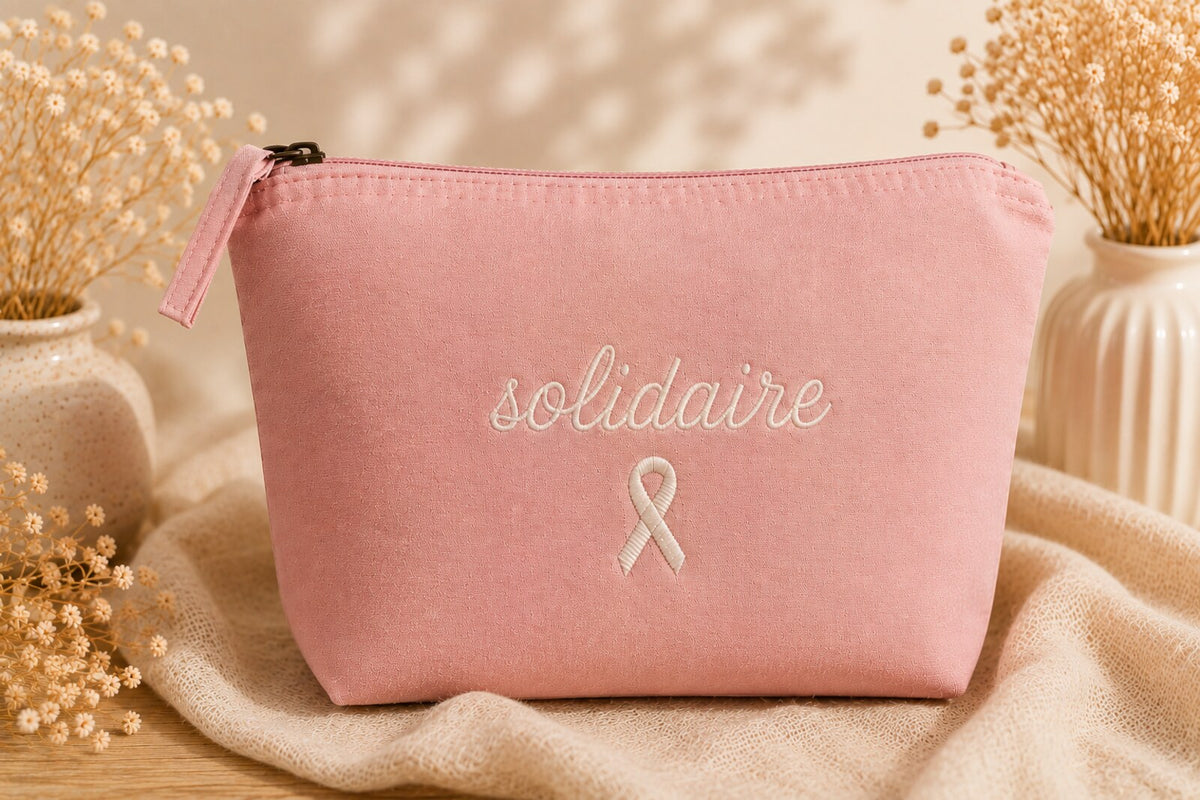 Trousse brodée en coton recyclé – Collection Octobre Rose
